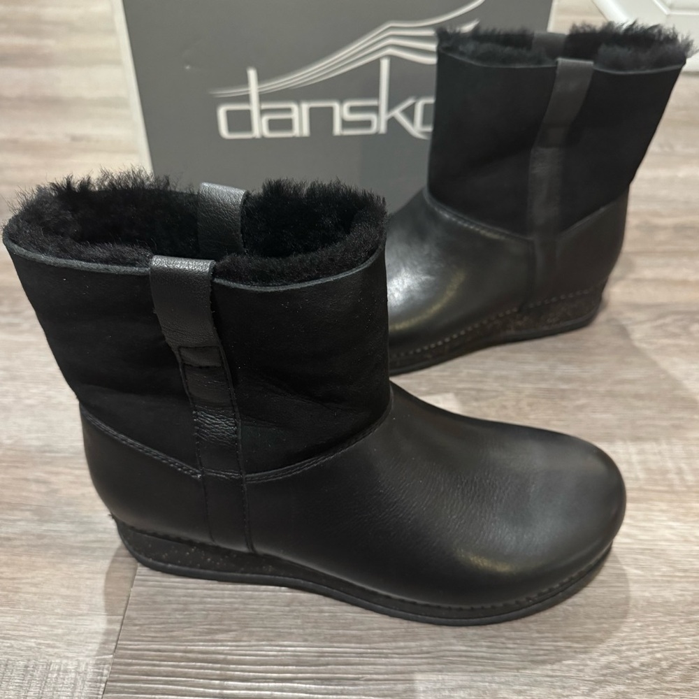 Dansko McKenzie Waxy Milled Black Suede Leather Shearling Lined Boots